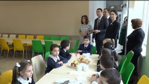 Организацию школьного питания проверили депутаты парламента республики