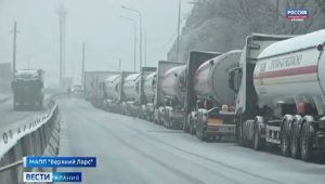 Порядка двух тысяч большегрузов ожидают открытия Военно-Грузинской дороги