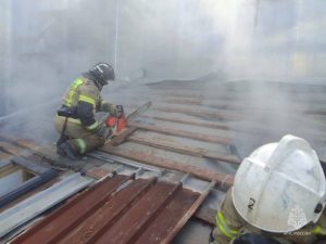 Возгорание на чердаке жилого дома на ул.Никитина тушат во Владикавказе