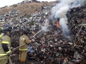 Во Владикавказе тушат возгорание на полигоне твердых бытовых отходов