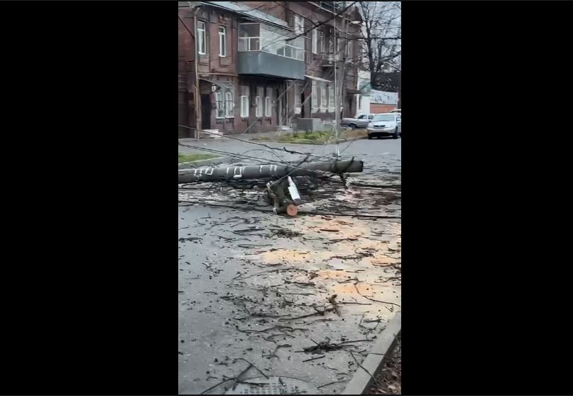 Во Владикавказе устраняют последствия сильного ветра