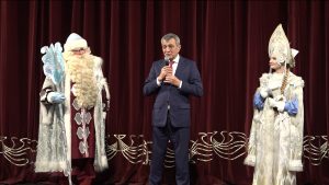 Традиционная акция «Елка главы» прошла в Академическом русском театре