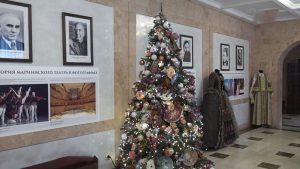 В филиале Мариинского театра во Владикавказе установили елку под названием «Московский букет»