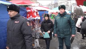 Сотрудники МЧС и МВД проводят рейды по новогодним ярмаркам