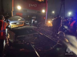 Два человека погибли в Эльхотово при столкновении поезда с легковым автомобилем