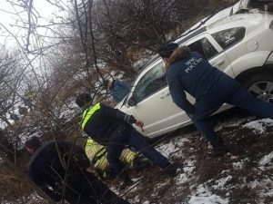 Машина перевернулась в кювет на Военно-грузинской дороге