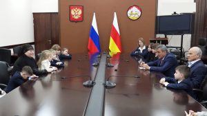 Сергей Меняйло фембæлд, Донецкы Адæмон Республикæйæ Цæгат Ирыстонмæ чи ссыд, уыцы сывæллæттимæ