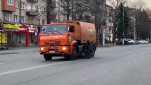 Во Владикавказе продолжается работа по расчистке проезжей части дорог