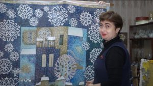 Мастерица Наталья Юркова расписывает ткани этническими орнаментами