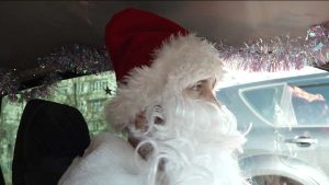 Водитель такси в костюме Деда Мороза поднимает настроение жителям Владикавказа