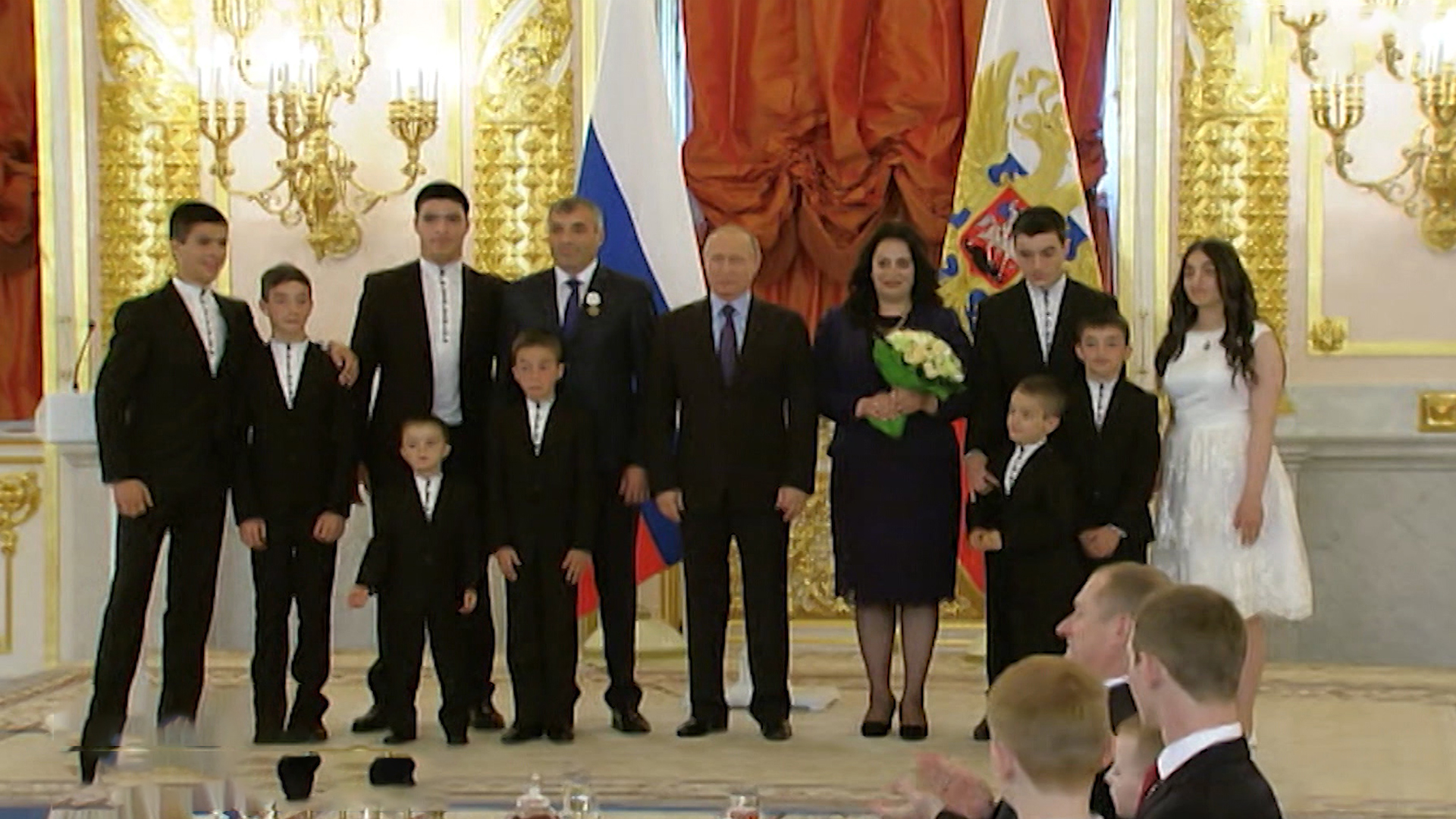 Владимир Путин подписал указ, закрепляющий единый статус многодетной семьи