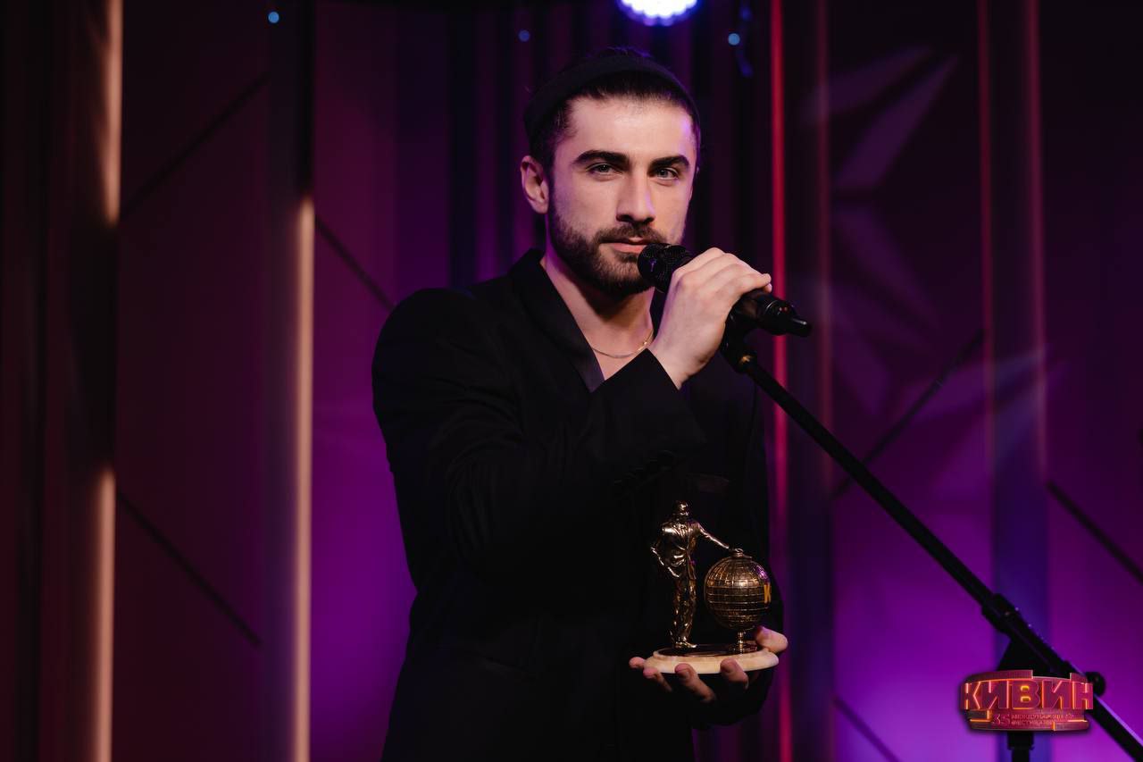 Игрок владикавказской команды КВН «Юрикен» Арсен Гасиев стал обладателем премии «Ludens» сразу в двух номинациях