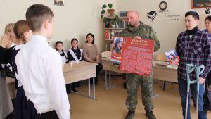 Октябрьскæйы 2-æм скъолайы къласæн радтой скъолайы рауагъдон Хъæцмæзты Артуры ном