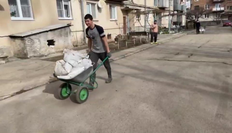Во Владикавказе расчищают подвал многоквартирного дома, пострадавшего во время удара стихии в прошлом году