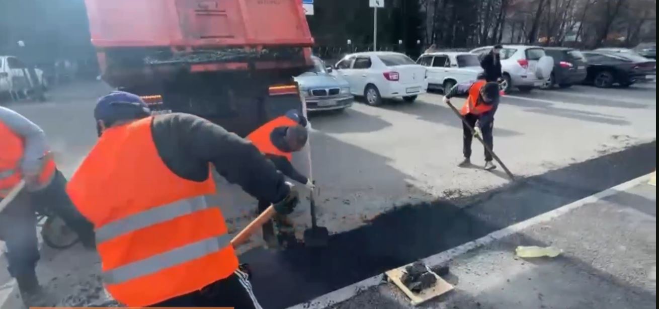 Из-за аномальной погоды в этом году дорожники Владикавказа начали работы по ямочному ремонту в рекордно ранние сроки