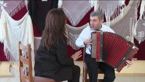 Житель Эльхотово с ОВЗ научился играть на гармони, педагог подобрала для него индивидуальную методику