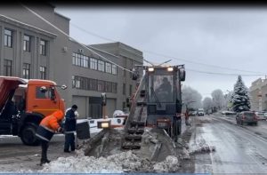 Во Владикавказе продолжается расчистка дорог после прошедшего снегопада