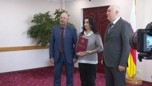 Жители Владикавказа с тяжелыми формами хронических заболеваний сегодня получили 10 сертификатов на улучшение жилищных условий