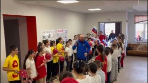 Призер Паралимпиады в Токио Чермен Кобесов провел зарядку для школьников села Комсомольское