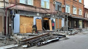 Во Владикавказе завершили работы по сносу самовольной пристройки к кафе на улице Маяковского