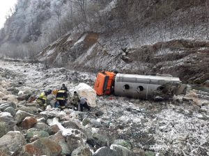 «Камаз» перевернулся на горной дороге в Северной Осетии, водителя удалось спасти