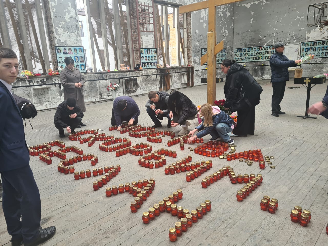 В разрушенном спортзале первой бесланской школы зажгли свечи в память о жертвах теракта в «Крокус сити холле»