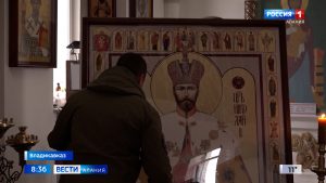 Десятки верующих смогли поклониться спискам чудотворных икон императора Николая II в Беслане