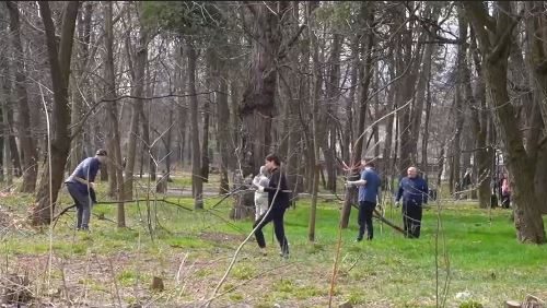 В Комсомольском парке прошел масштабный субботник