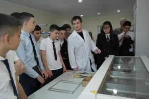 Учащиеся пятой гимназии Владикавказа побывали на заводе «Радуга»