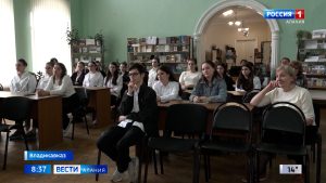 В юношеской библиотеке прошла встреча студентов педколледжа с актером и режиссером Валерием Цариевым
