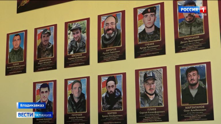 В Северо-Кавказском строительном техникуме открыли мемориал, посвященный выпускникам, погибшим в зоне специальной военной операции