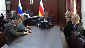 Сергей Меняйло фембæлд Хъырымы Республикæйы æхсæнадон палатæйы сæрдары хæдивæг Владимир Резановимæ