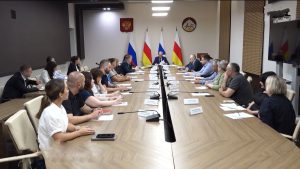 Базарадон хызты бынæттон товаруазджыты продукци парахат кæныны фарстатыл ныхас цыди, премьер Дзанайты Барисы разамындæй цы æмбырд ацыди, уым