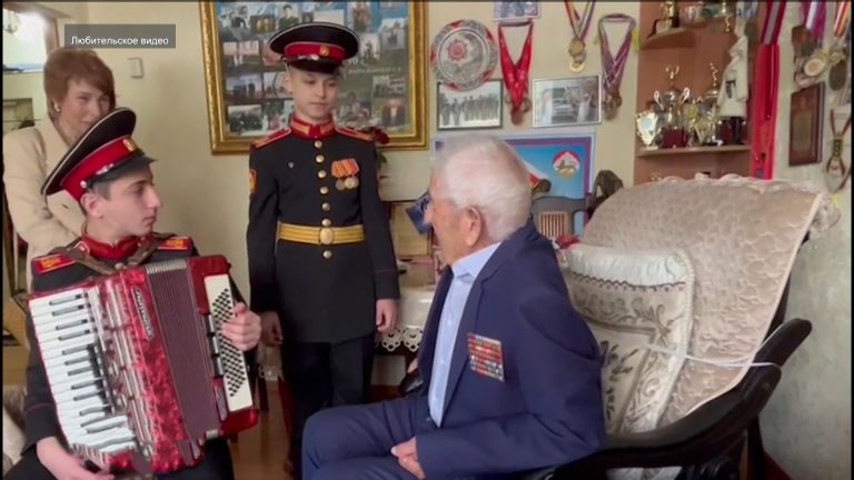 Суворовцы поздравили ветерана Великой Отечественной войны Александра Пагаева с 99-летием