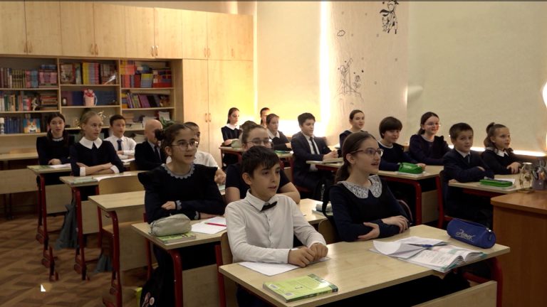 Ученики шестого класса РФМЛИ в преддверии Дня Победы выучили песню «Катюша» на 9 языках народов России