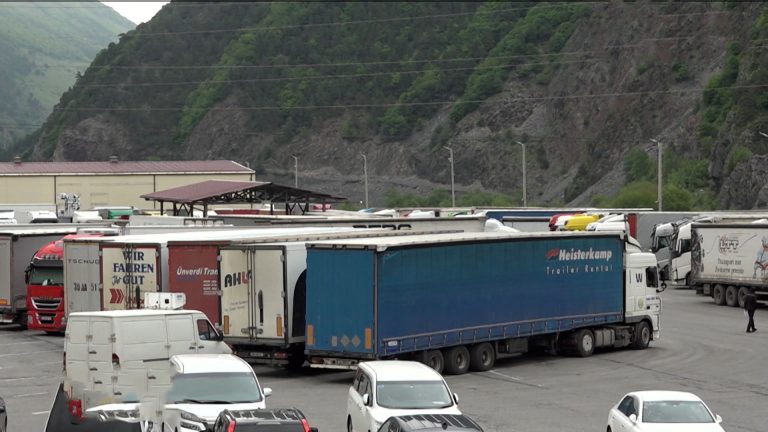 Около двухсот единиц большегрузного транспорта стоят на Военно-Грузинской дороге на выезде из России
