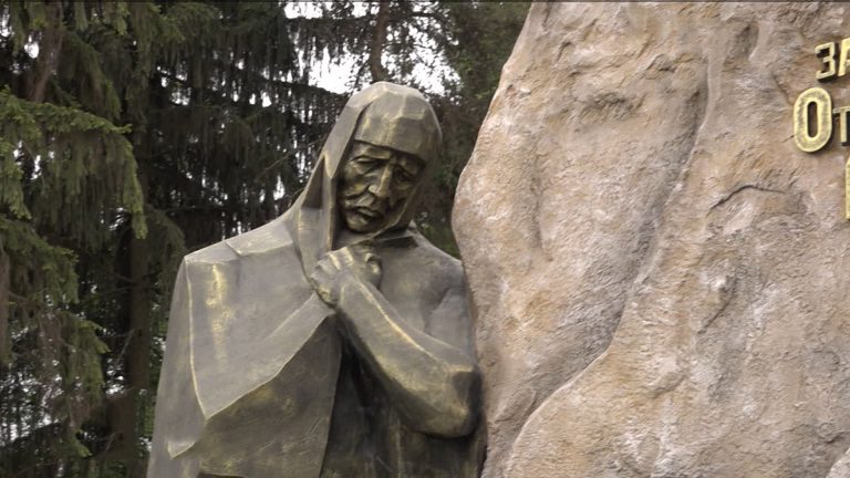 Ко Дню Победы в Дзуарикау впервые со дня основания реконструировали памятник братьям Газдановым