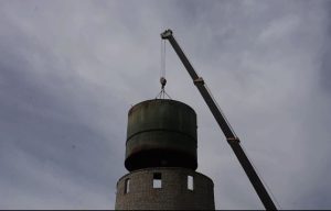 В селении Дарг-Кох восстанавливают старую водонапорную башню