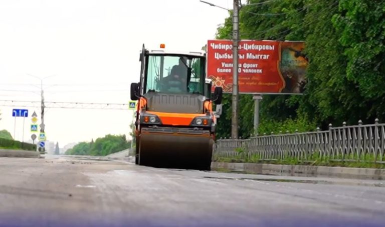 На проспекте Доватора во Владикавказе продолжаются ремонтные работы