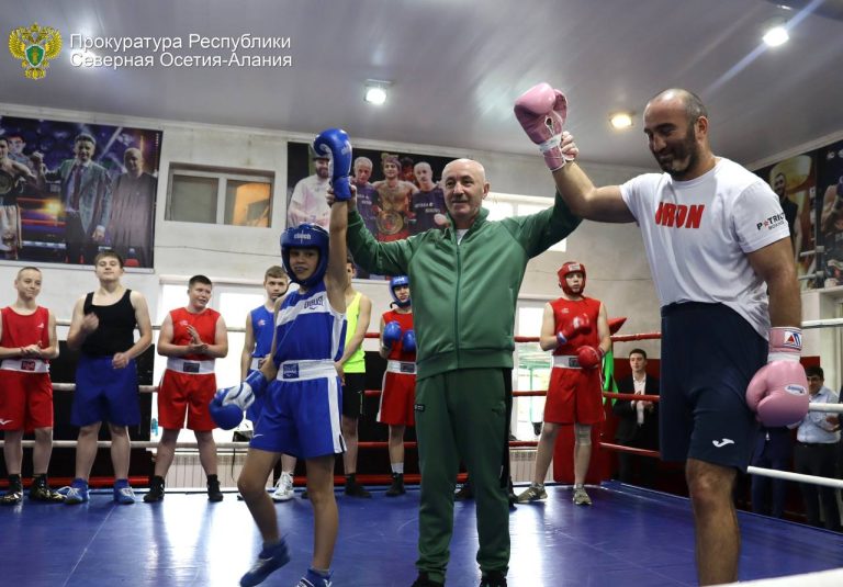 Для детей из Белгородской области, временно проживающих в Северной Осетии, провели открытую тренировку по боксу с участием Мурата Гассиева
