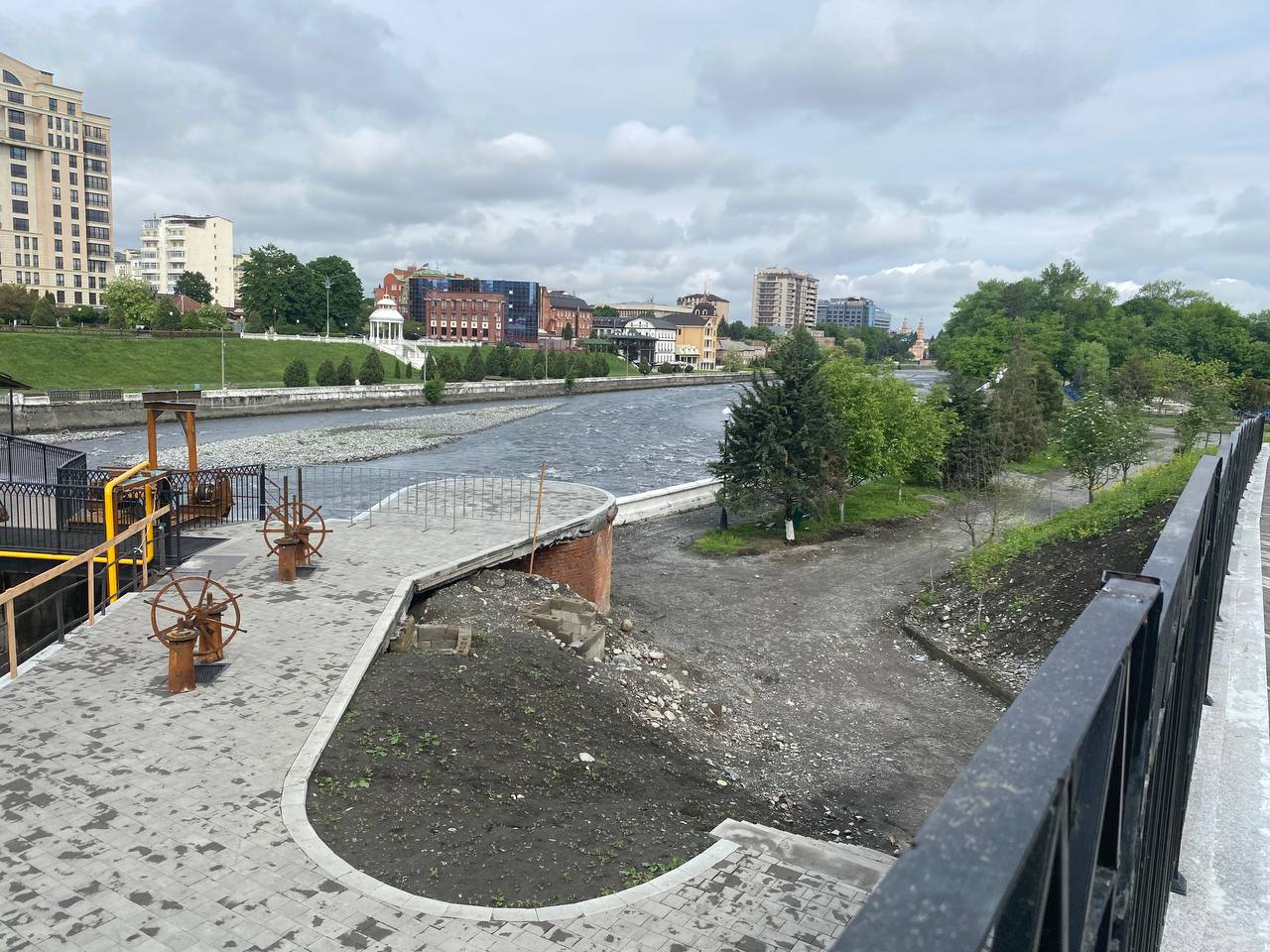 Во Владикавказе продолжается благоустройство набережных Терека