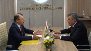 Сергей Меняйлойæн кусæг фембæлд уыд компани «КАМАЗ»-ы генералон директоры хæдивæг Андрей Чурсинимæ