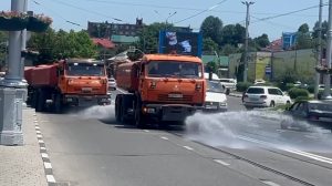 При помощи поливомоечной техники вновь приступили к охлаждению дорожного покрытия во Владикавказе