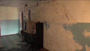 Нечеловеческие условия жизни в аварийном доме на проспекте Доватора