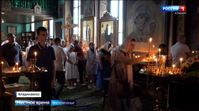 Православные христиане празднуют День Святой Троицы