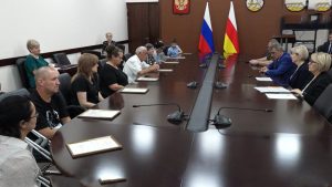 Сергей Меняйло паддзахадон хæрзиуджытæ радта, сæрмагонд æфсæддон операцийы зонæйы чи фæмард, уыцы хæстонты бинонтæн