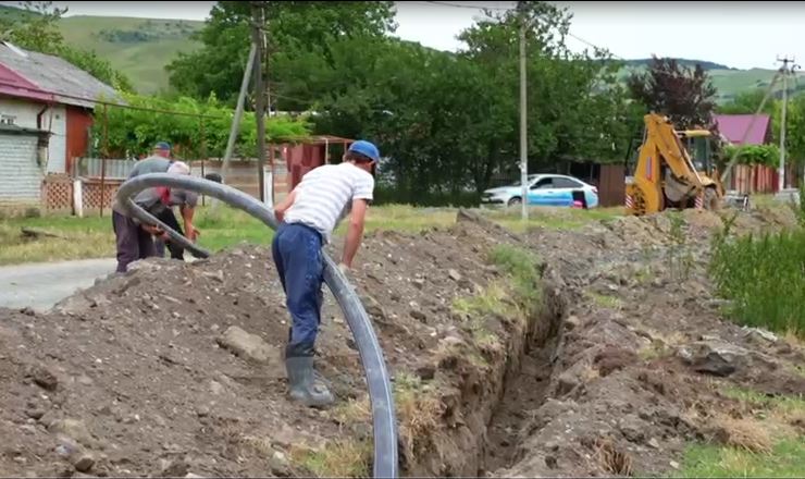В Раздзоге продолжается капитальный ремонт изношенной сети водоснабжения