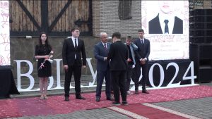 Дзæуджыхъæуы иттæг хорз бæрæггæнæнтыл каст чи фæци скъола, уыцы рауагъдонтæн кадджын уавæры радтой сызгъæрин майдантæ