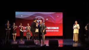 Базарадон-экономикон колледжы рауагъдонтæн радтой дипломтæ