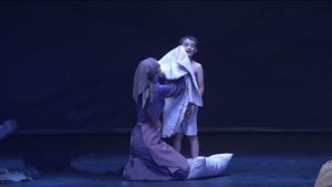 Ирон театры равдыстой Кокайты Тотразы пьесæмæ гæсгæ æвæрд спекталы премьерæ «Гæздæнтæ»